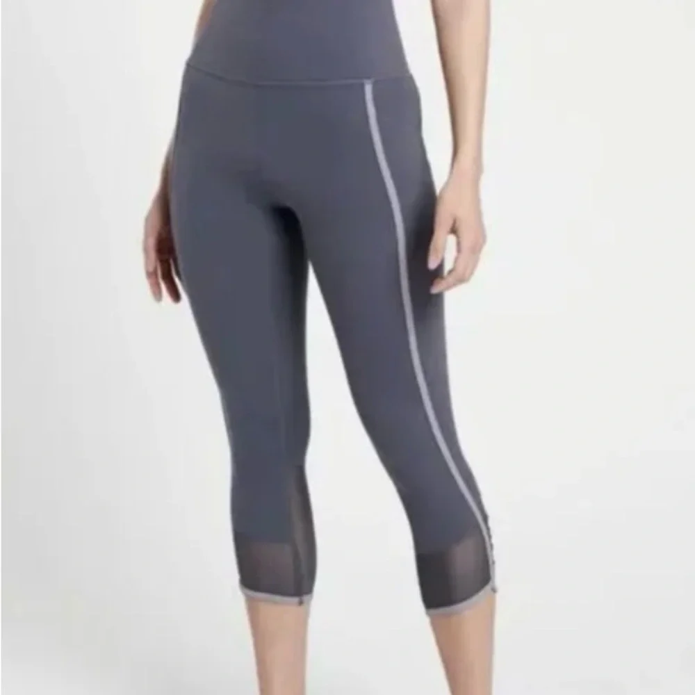 Athleta Salutation Stash Pocket II Capri - Picture 1 of 5